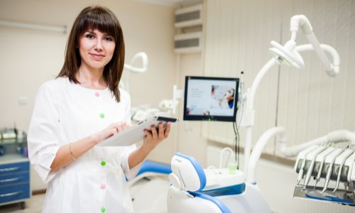 چگونه دندانپزشک شویم؟ بررسی مسیر شغلی و نحوه ورود به حرفه دندانپزشکی