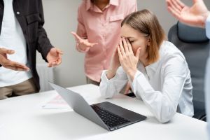 10 مورد از رفتارهای نامناسب در محل کار که باید از انجامشان خودداری کنید