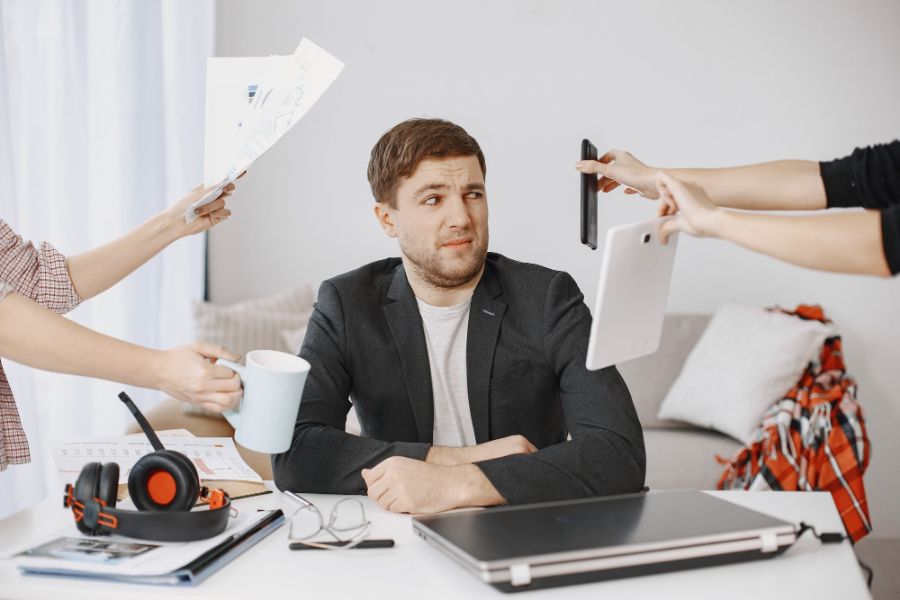دلایل اهمیت نحوه برخورد با همکاران در محیط کار
